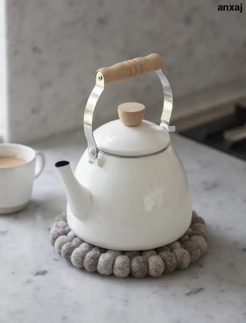 Garden Trading Enamel Stove Kettle – 2.2 litre stovetop kettle warm white - Kitchen & Dining