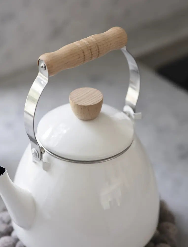 Garden Trading Enamel Stove Kettle – 2.2 litre stovetop kettle warm white - Kitchen & Dining