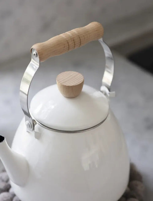 Garden Trading Enamel Stove Kettle – 2.2 litre stovetop kettle warm white - Kitchen & Dining